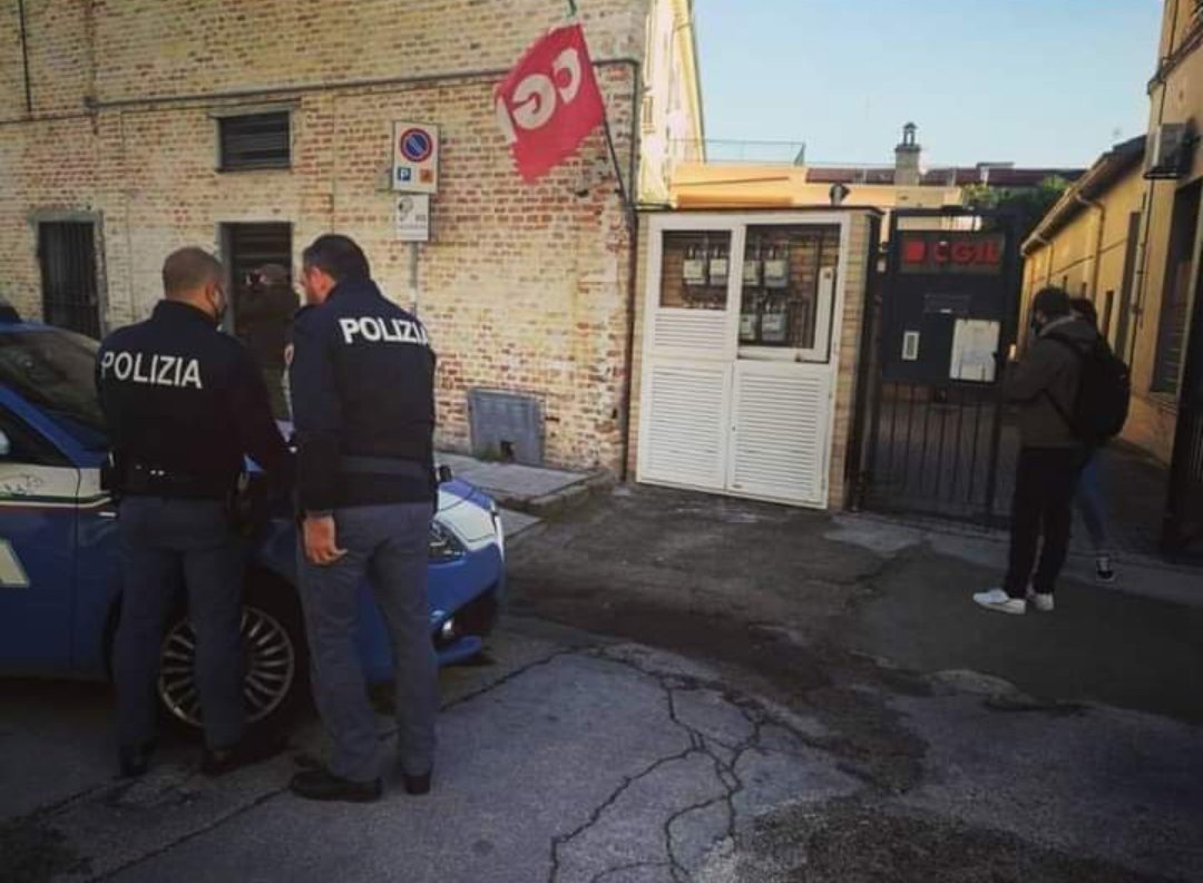 La matrice è la stessa di Roma. 
Stavolta accade a Jesi, con una molotov piazzata fuori dalla sede CGIL.

I fascisti chiedono "la libertà" di toglierla agli altri, cosa che è nei loro fondamentali. Bisogna ricacciarli indietro. Solidarietà al sindacato CGIL .