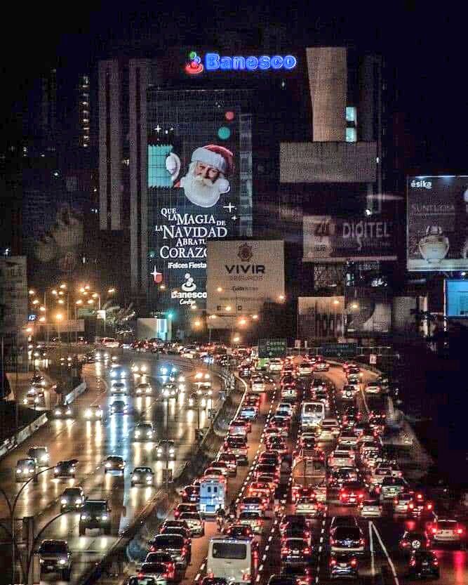 DavidJViana's tweet photo. No olvidemos nunca que esta ciudad existió, que este país existió y que el chavismo lo destruyó todo.
#Caracas #Venezuela 🇻🇪 https://t.co/cuYPrOt2pS