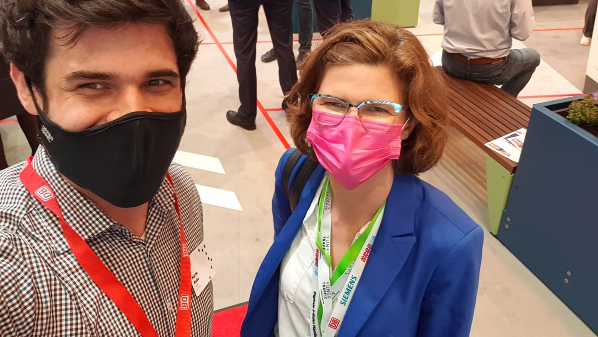 dbmindbox's tweet photo. Grüße aus HH🙌 @dbmindbox -Startup #Incoretex ist beim #ITSWeltkongress live vor Ort & zählt mittels innovativen Sensoren im Teppich an Ein- & Ausgängen die Personenanzahl am Stand der @DB_Presse - Corona-konform, anonym & DSGVO-konform. Zeit für Selfies mit war natürlich auch😉 https://t.co/7oeV61h3yq