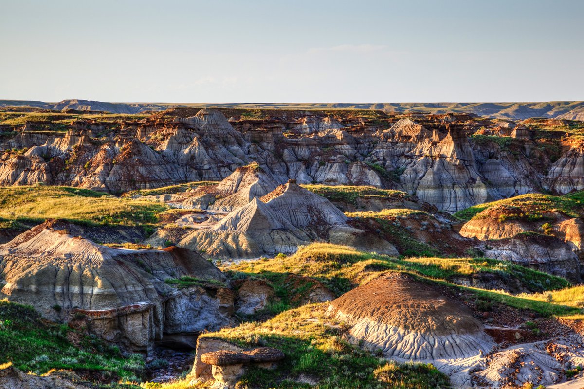Since it’s #SpookySeason, we’re featuring Alberta’s Dinosaur Provincial Park, a <a href="/UNESCO/">UNESCO 🏛️ #Education #Sciences #Culture 🇺🇳</a> World Heritage Site since 1979. Thanks to its 24 kilometres of vast badlands and dense dinosaur fossil fields, this area boasts a virtually undisturbed beauty. 🦕😍