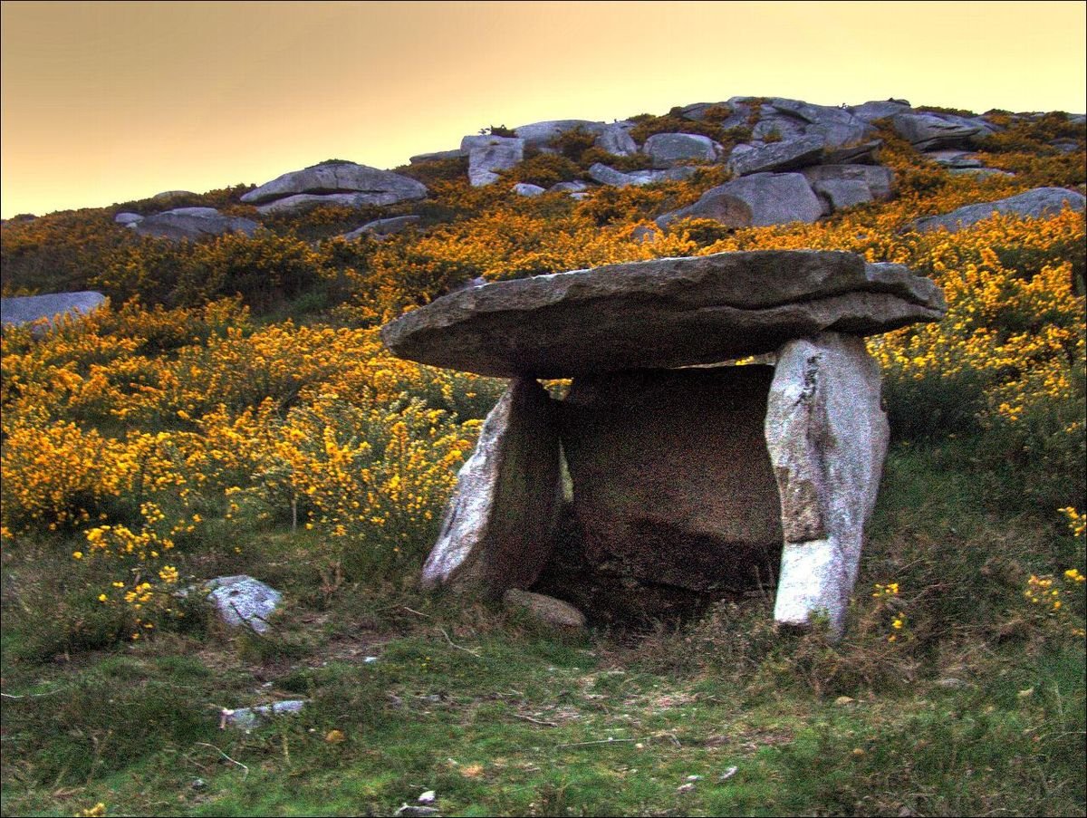 AtlanticaBeira's tweet photo. #FolkloreThursday In our mythology, the "mouros" are the ancient inhabitants of #Galicia. Builders of dolmens and hillforts, they were expelled to the underworld (the Otherworld), where they live guarding their treasures, raising their horses and herds of pigs... https://t.co/gROVKYva0M