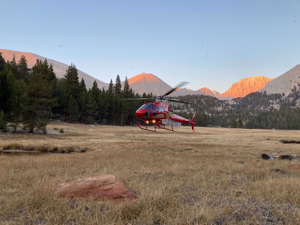 IFlyPapillon's tweet photo. πMission Alert π #utilityhelicopter #utilitymission
Helicopter 3 in Sequoia National Park Landing at Crabtree Meadow Ranger Station to pull the people out at golden hour after slinging the camps gear out for the winter. https://t.co/4h3o1T1CW9