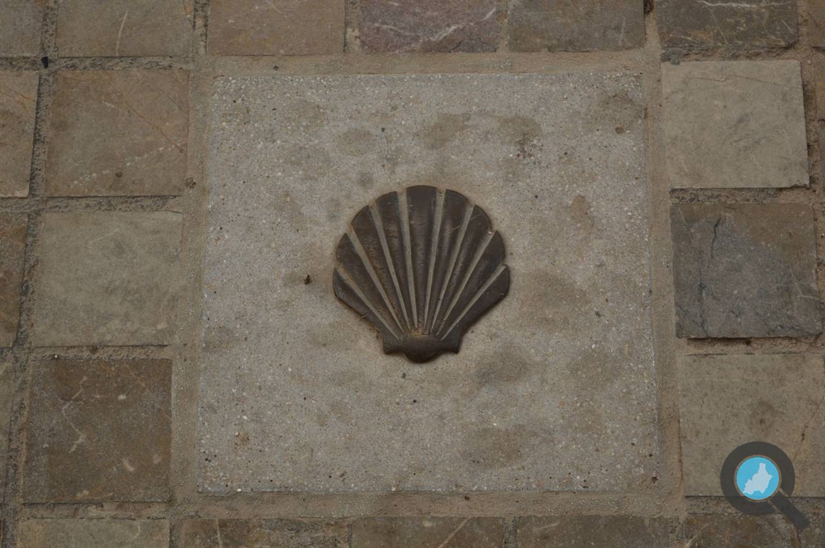 queverenalmeria's tweet photo. Una vieira, el símbolo del peregrino, marca el inicio del Camino Mozárabe de Santiago en la plaza de la Catedral de Almería. Su imagen marca también el inicio de nuestro camino en @queverenalmeria. https://t.co/3sFKIx3nRy