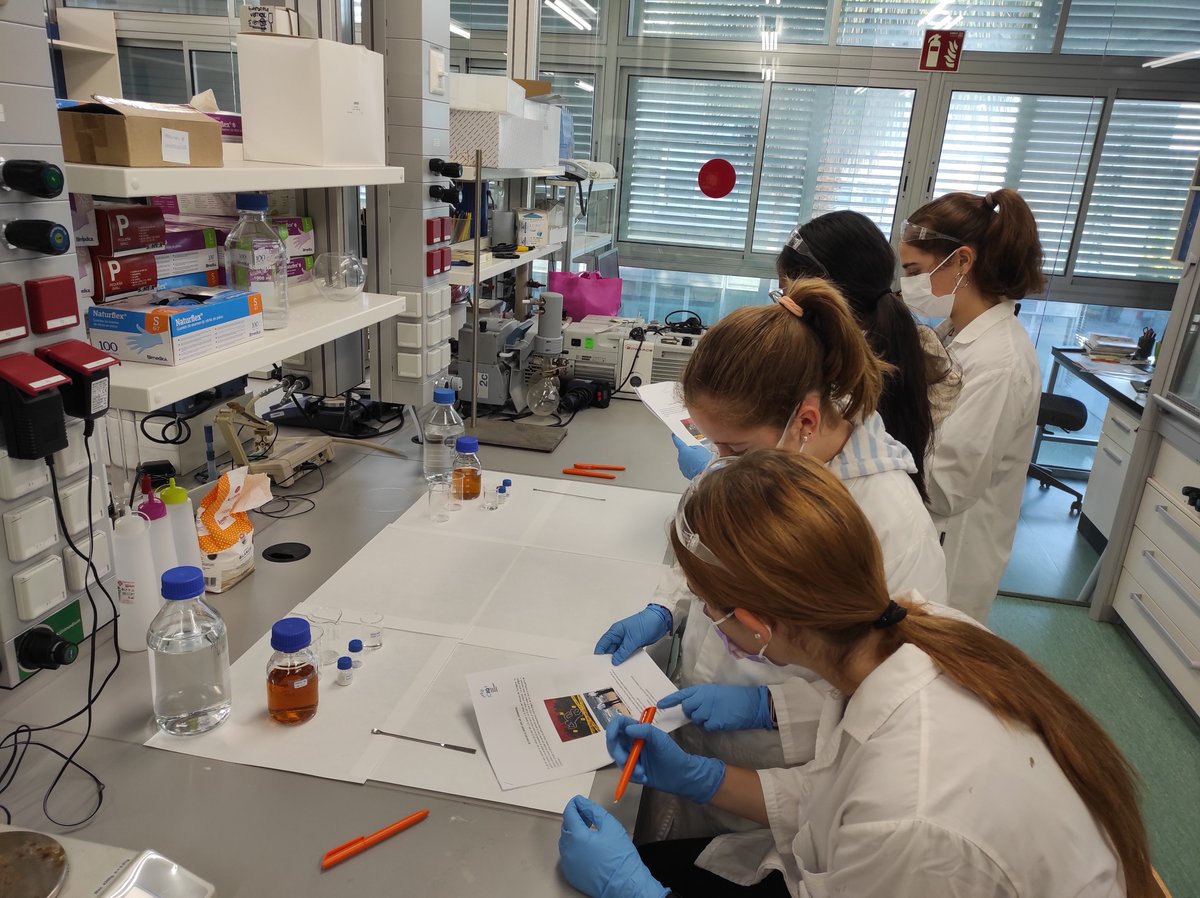 ICIQchem's tweet photo. Avui el primer grup de #guanyadores del @RetoExperimenta 2021 han gaudit d'un matí ple d'experiments. Van resoldre un #crim aplicant el #mètodecientífic i al final, de premi, s'han menjat un #nitrogelat fer per elles al moment. 👮‍♀️👩‍🔬🍨🥶 https://t.co/65figJTmsv