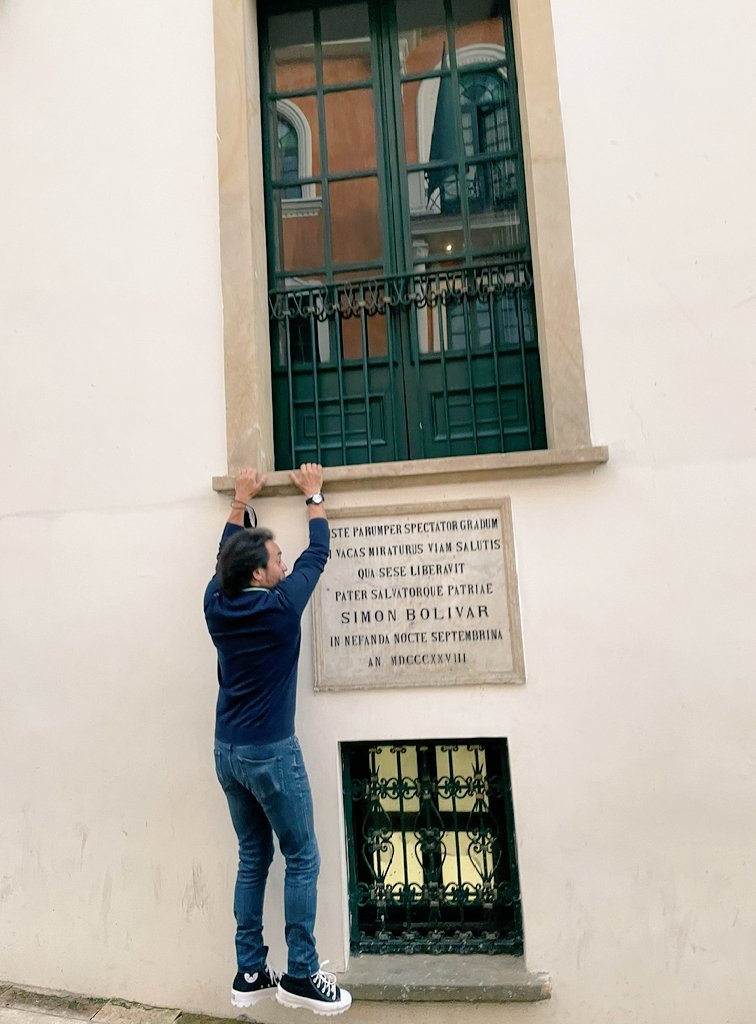 moralesflamenco's tweet photo. Dicen que ésta es "la ventana más famosa de Bogotá". Yo, por supuesto, tenía que conocerla porque además tiene mucho que ver con mi próximo proyecto.

Bonito encuentro con la Historia!

🇨🇴🇪🇦🇻🇪

#Bogota #Bolivar #Manuelita #Venezuela #flamenco https://t.co/ysXTuU6lhE