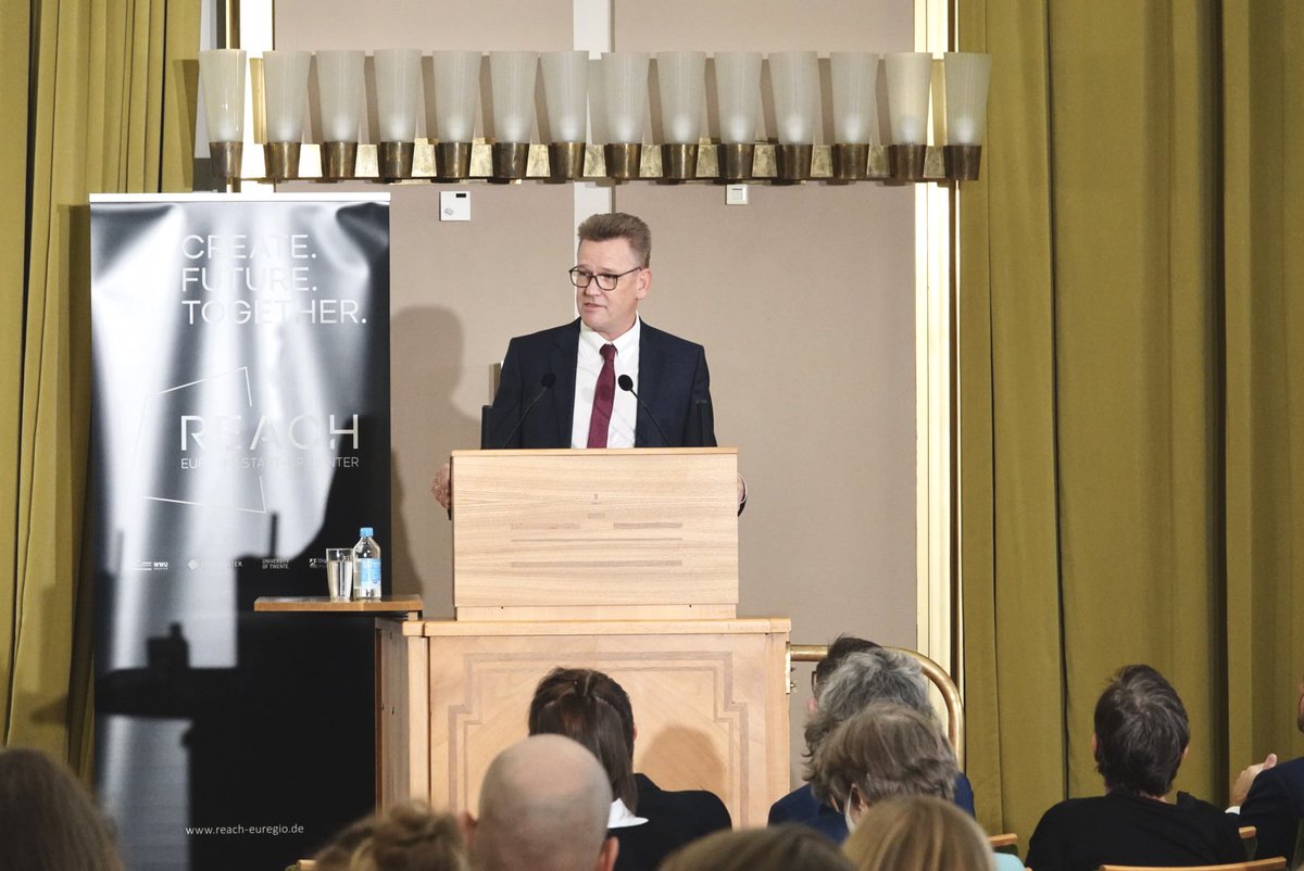 REACH_Euregio's tweet photo. Die Verleihung des #ReachEuregioChair2021 startet mit einem Grußwort von WWU-Rektor Prof. Dr. Johannes Wessels. Die gemeinsame Verleihung ist Teil der Kooperation zwischen @WWU_Muenster und @UTwente. #CreateFutureTogether https://t.co/I75KMXMvlQ