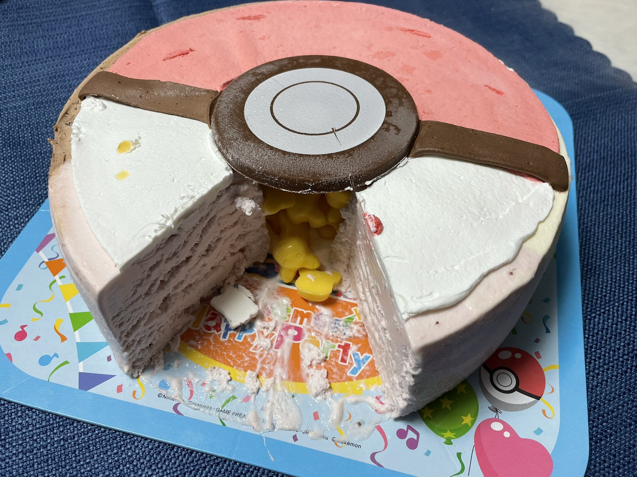 تويتر やうこ على تويتر Jr バースデーケーキは 本人の希望で サーティーワン ポケモンサプライズケーキ モンスターボールのホールアイスケーキの中からピカチュウチョコが大量に出てくる ただそれだけなんですが 本人ご満悦 アイスケーキは溶けるから