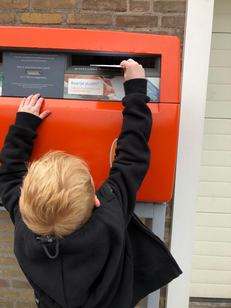 De Teugelaar (@deteugelaar) on Twitter photo Groep 4 is met taal bezig met het thema: onderweg.
Daar hoort ook het schrijven van een envelop met naam, adres en postcode bij. Wat is er dan leuker om deze ook echt op de post te doen! Nu maar afwachten wie er post gaat ontvangen…. <a href="/DeTeugelaar/">De Teugelaar</a> @SAAMscholen Groep 4 is met taal bezig met het thema: onderweg.
Daar hoort ook het schrijven van een envelop met naam, adres en postcode bij. Wat is er dan leuker om deze ook echt op de post te doen! Nu maar afwachten wie er post gaat ontvangen…. <a href="/DeTeugelaar/">De Teugelaar</a> @SAAMscholen