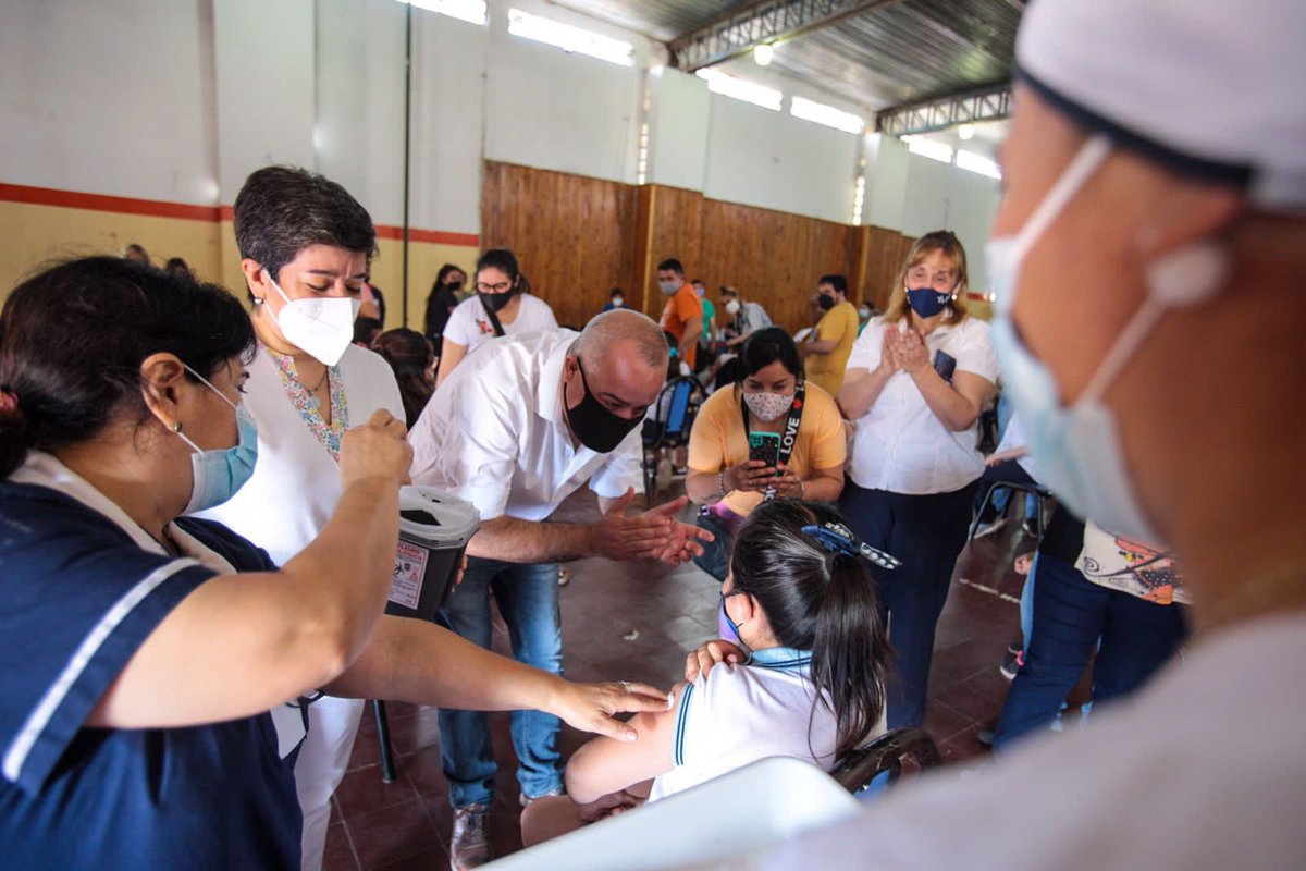 javier_noguera's tweet photo. Estamos felices: Hoy comenzamos a vacunar a las chicas y chicos de 4,5 y 6to grado de las escuelas Fray Cayetano Rodriguez y Próspero Mena. Seguiremos vacunando por todas las escuelas en los próximos días. La pandemia sede, y la nueva normalidad llega a las escuelas. https://t.co/Ppnrc8i8q7