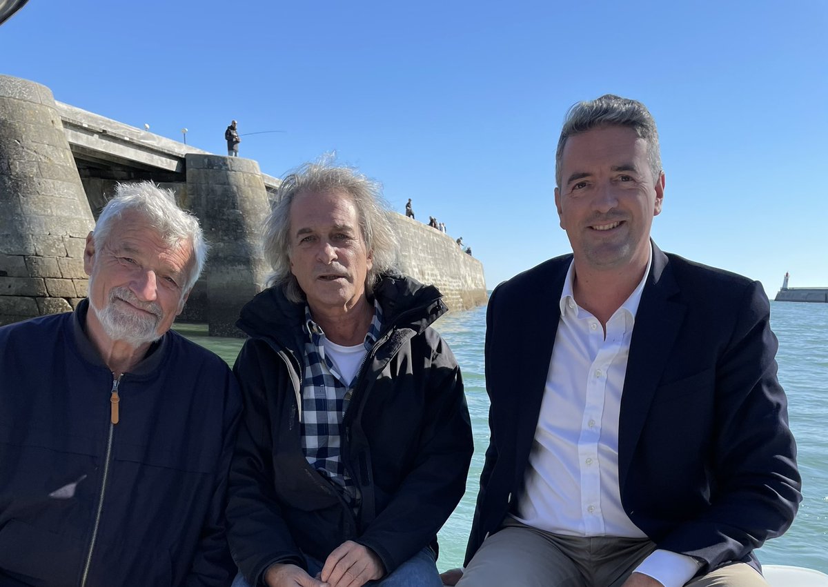 Plaisir d’accueillir #TitouanLamazou en escale aux Sables d’Olonne, 31 ans après sa victoire sur le 1er #VendéeGlobe, pour dédicacer son dernier livre à 18H au Conservatoire de musique.

Merci <a href="/SkypperVDH/">Jean Luc Van den Heede</a> pour ce moment gourmand de partage de bonne humeur #BOC #Vendée #GGR #OGR