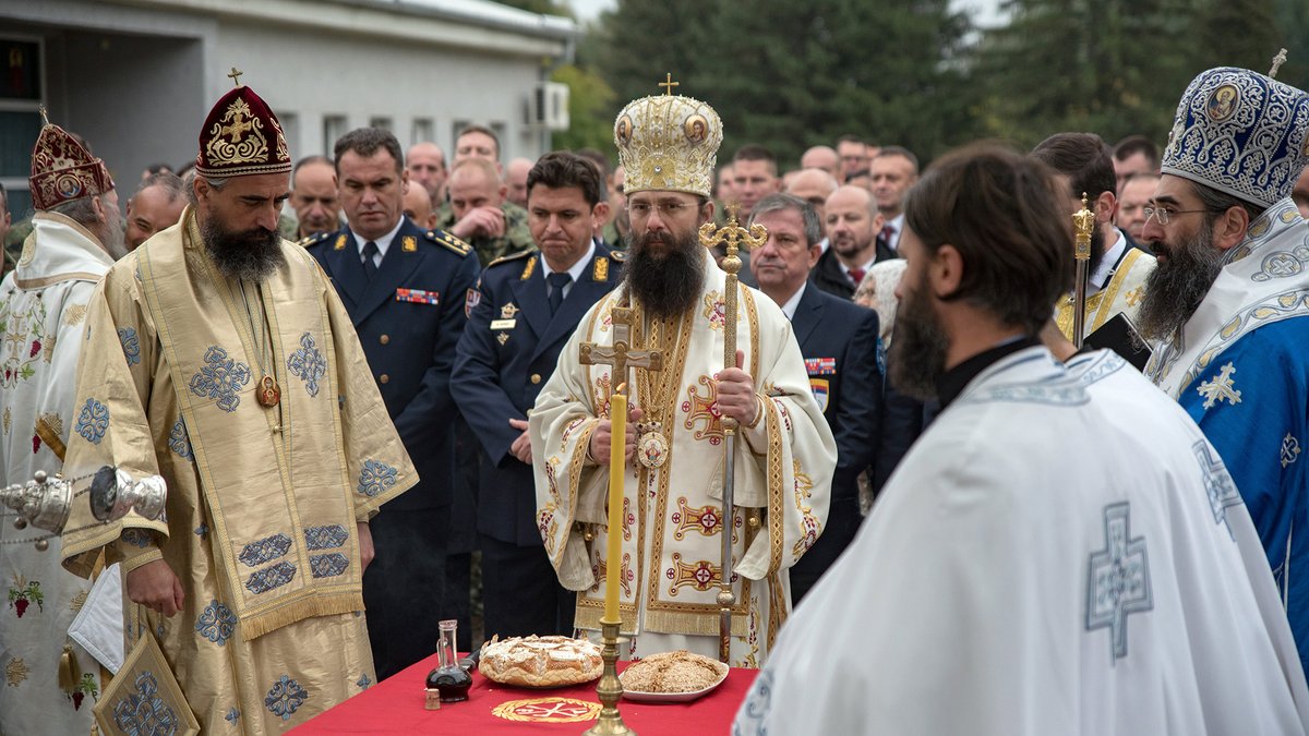 mo_i_vs's tweet photo. На војном аеродрому „Наредник-пилот Михајло Петровић“ у Нишу данас је одржана свечаност поводом Дана 63. падобранске бригаде и Дана војних падобранаца, који се обележавају у спомен на 14. октобар 1944. године. 🇷🇸 👉 https://t.co/9BcpkvWZXw https://t.co/845tJr7f61