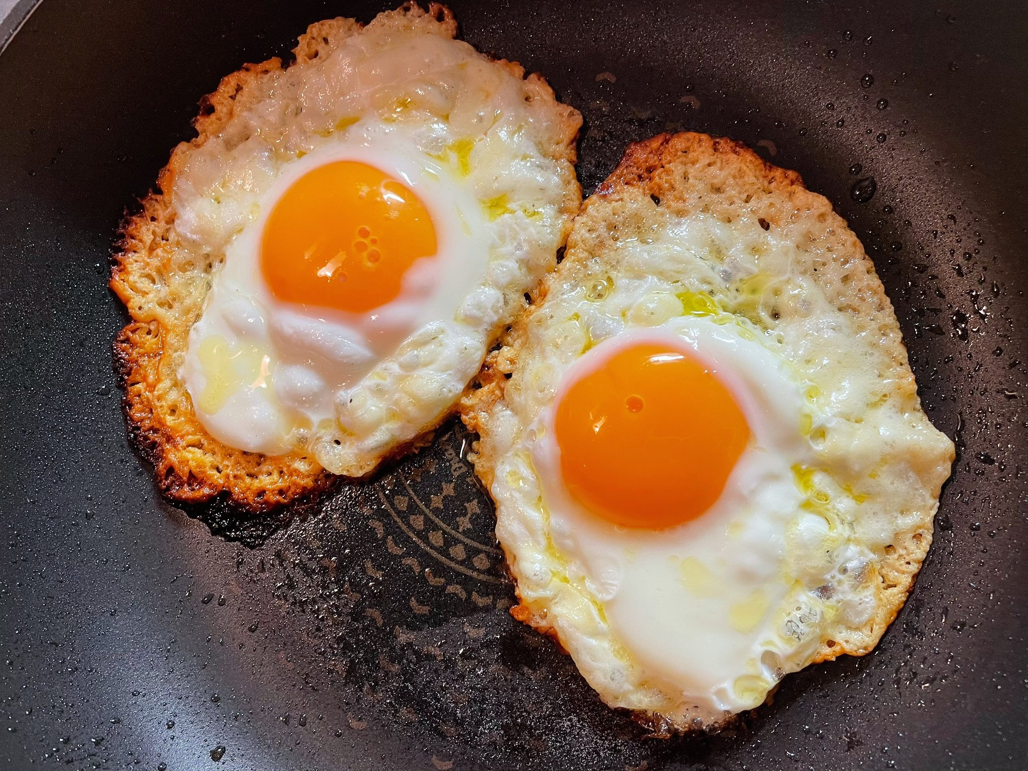 おりえ 当たり前で既出かも知れないんですけど シュレッドチーズで丸作って 卵落として火付けて 中火で焼いて 油 サラダ油でもオリーブ油でも胡麻油でも 回しかけて 蓋して30秒おくと チーズでふちカリカリのチーズ 目玉焼き出来るね トッピングに