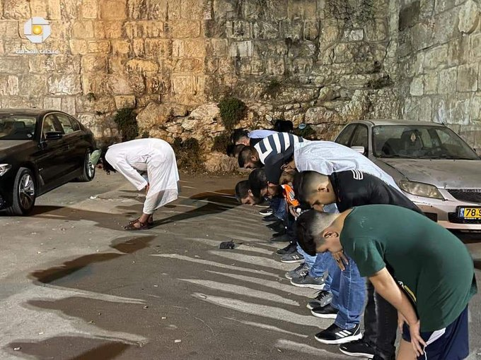 Mvoice13's tweet photo. #Palestinians pray near al-Yusufiya Cemetery in the old city of the occupied al-Quds to protest the exhumation of Muslim graves by the #Israeli soldiers. #FreePalestine  @Mvoice13 https://t.co/BukIn4Gwtw