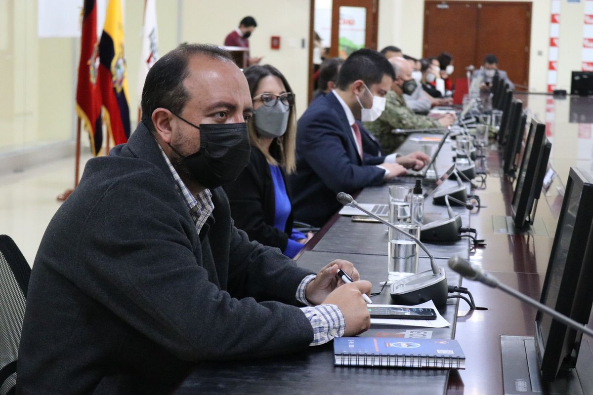 ECU911_'s tweet photo. [AHORA] La situación epidemiológica y la organización de eventos masivos sin permisos de las intendencias convoca a la plenaria del COE-N, que analiza resoluciones con el objetivo de evitar contagios, continuar el proceso de vacunación y retomar actividades con protocolos. https://t.co/YQG2FswBnI
