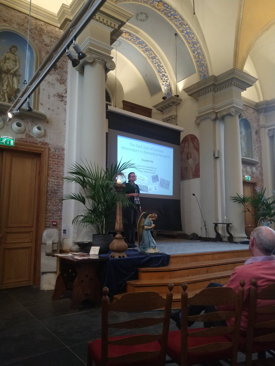 Elisabeth Bik <a href="/MicrobiomDigest/">Elisabeth Bik</a> speaking at the biotechnology labsymposium on scientific misconduct. <a href="/TNWTUDelft/">Faculteit TNW / Faculty of Applied Sciences</a>