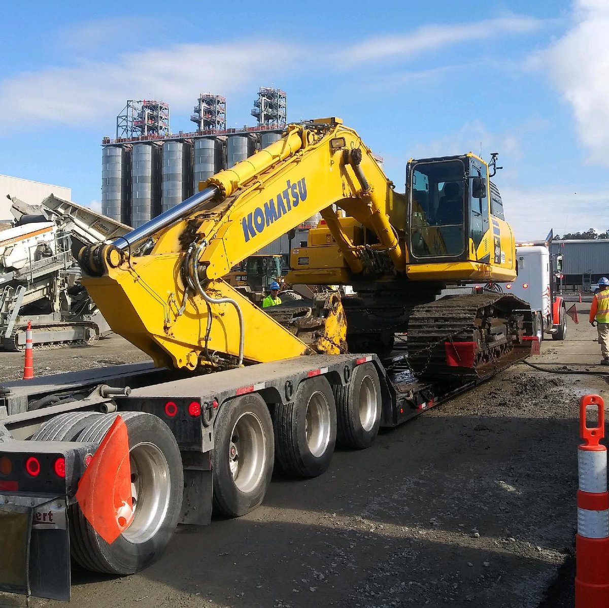 TowingHaulingPA's tweet photo. Big girl PC-490 today, fully dressed for the occasion 😳#mcgannandchester #towinghaulingpittsburgh #teamorange #komatsu #pc490 #heavyhaul #situationhandled #transportationdivision #equipmentmoved https://t.co/TNdxenVgkG