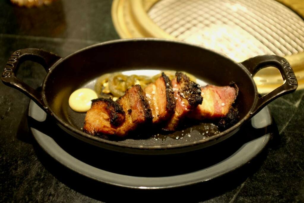 𝗖𝗢𝗧𝗘 𝗠𝗜𝗔𝗠𝗜 꽃 마이애미
𝗞𝗼𝗿𝗲𝗮𝗻 "𝗕𝗮𝗰𝗼𝗻" 바삭한 통 삼겹살구이
𝗁𝗈𝗎𝗌𝖾-𝗌𝗆𝗈𝗄𝖾𝖽 𝖼𝗋𝗂𝗌𝗉𝗒 𝗁𝖾𝗋𝗂𝗍𝖺𝗀𝖾 𝗉𝗈𝗋𝗄 𝖻𝖾𝗅𝗅𝗒, 𝗉𝗂𝖼𝗄𝗅𝖾𝖽 𝗃𝖺𝗅𝖺𝗉𝖾𝗇𝗈, 𝗄𝗈𝗋𝖾𝖺𝗇 𝗆𝗎𝗌𝗍𝖺𝗋𝖽
•
@cotemiami instagr.am/p/CVAumoZFjD3/