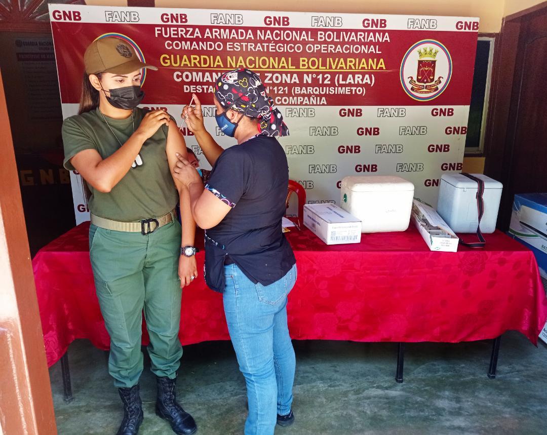 4ta_cmdte's tweet photo. #14Oct||💉🩺 Efectivo adscritos a @GNBpacduacaD121 realizaron jornada de vacunación al personal militar de la unidad para mantener el bienestar personal.
#PuebloyCEOFANBEsPaz
#SoberaníaPatriayPaz
CentinelasPorLaPatria
.@vladimirpadrino
.@PrensaCmdteGral https://t.co/PFvd1fgVww