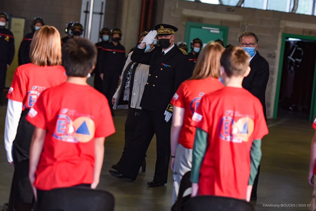 SDIS57's tweet photo. #Cérémonie Prise de commandement ce mercredi 13 octobre à Thionville. Le Chef de corps a confié le commandement au Capitaine Elian L. qui devient le nouveau chef de l’unité opérationnelle thionvilloise. https://t.co/pYji3z8tND