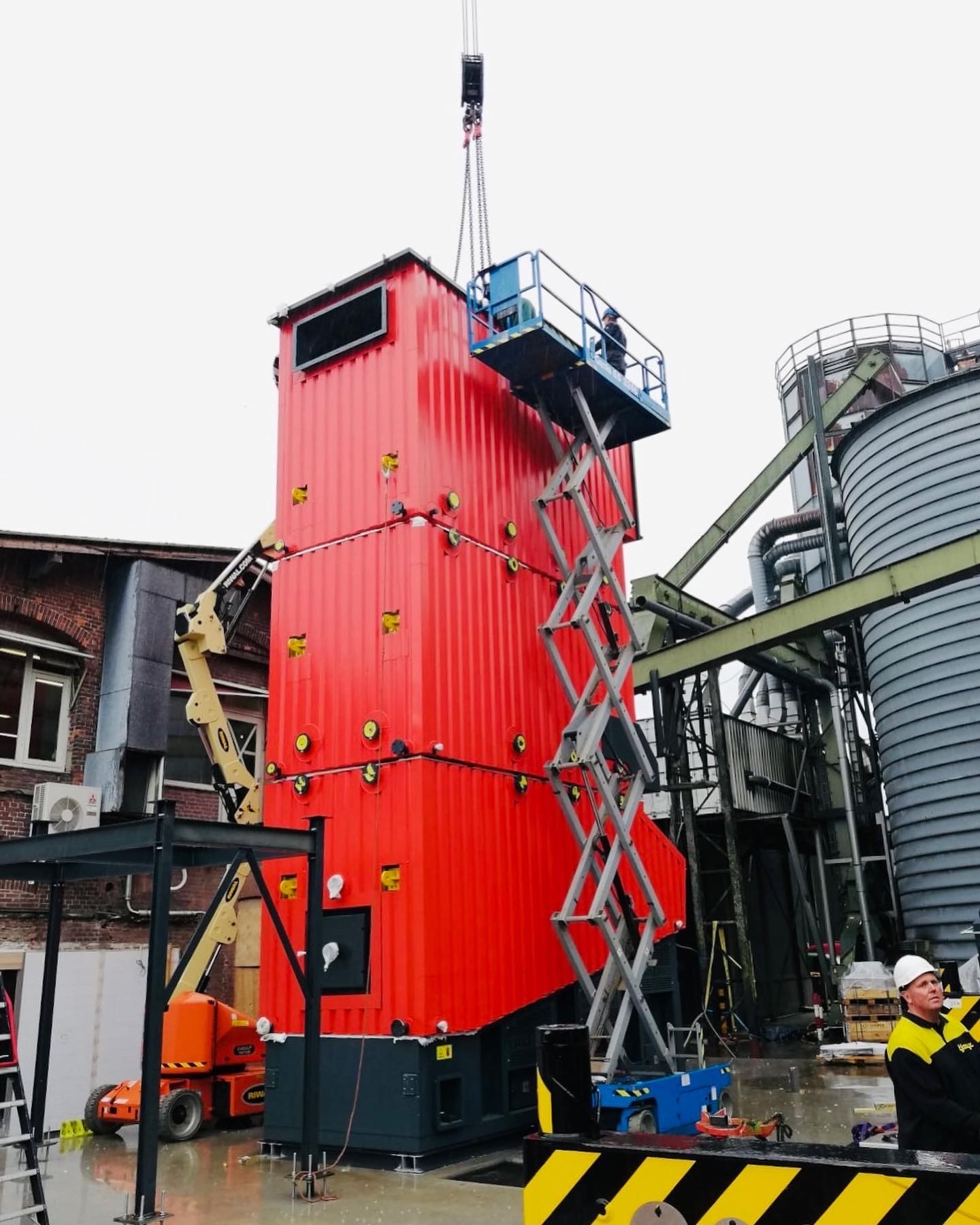 VYNCKE on X: Reporting live from our #VynckeneerOnSite 🔥 We present to  you, a 5 MW hot water boiler for our Customer in The Netherlands who will  soon process his production wood