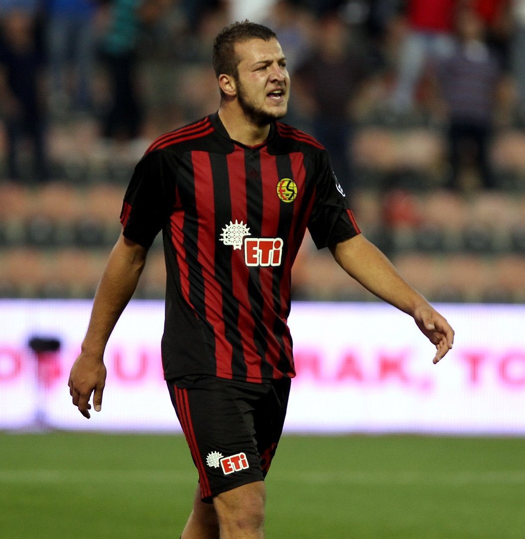 🗣 Batuhan Karadeniz: 

"Menajerim, 'Ya PSV veya Ajax, birini seç gidiyoruz' dedi. Kabul etmedim, Eskişehirspor'a gitmeyi tercih ettim. Akla bak, bomboş."