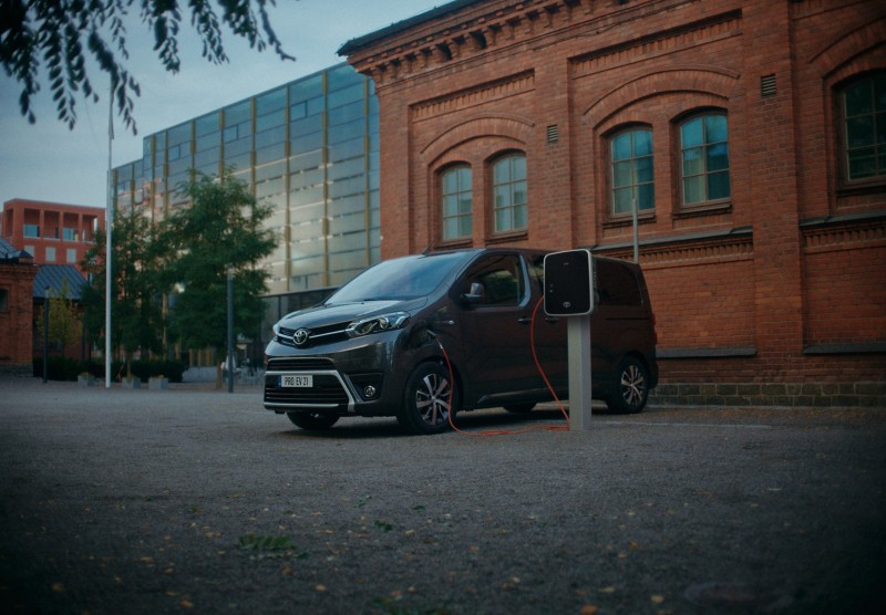 ToyotaPrensa's tweet photo. Llega la gama 2022 de #Proace y #ProaceElectric. Novedades de equipamiento y nuevo motor de 145 CV. La gama, ya en la Red Oficial de Concesionarios de @Toyota_Esp desde poco más de 15.000 €. https://t.co/XmnzbEIGV3 https://t.co/YmnQRYbBSy