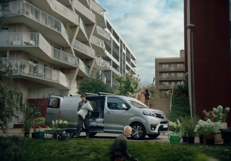 ToyotaPrensa's tweet photo. Llega la gama 2022 de #Proace y #ProaceElectric. Novedades de equipamiento y nuevo motor de 145 CV. La gama, ya en la Red Oficial de Concesionarios de @Toyota_Esp desde poco más de 15.000 €. https://t.co/XmnzbEIGV3 https://t.co/YmnQRYbBSy