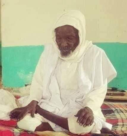 هذا الشيخ سوداني مات عن عمر يتجاوز 130 سنة وهو حافظ للقرآن برواياته وطرقه وقد كتب بخط يده أكثر من 100 مصحفًا أهداها كلها في سبيل الله ، إنه الشيخ المعمر_القُوني_بشارة_ رحمه الله و اسكنه الجنة.#ريتويت أقل مايمكن أن نقدمه لهذا الرجل القدوة ،أن نجعل صورته تجوب#السودان ليترحمو عليه