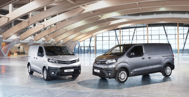 ToyotaPrensa's tweet photo. Llega la gama 2022 de #Proace y #ProaceElectric. Novedades de equipamiento y nuevo motor de 145 CV. La gama, ya en la Red Oficial de Concesionarios de @Toyota_Esp desde poco más de 15.000 €. https://t.co/XmnzbEIGV3 https://t.co/YmnQRYbBSy