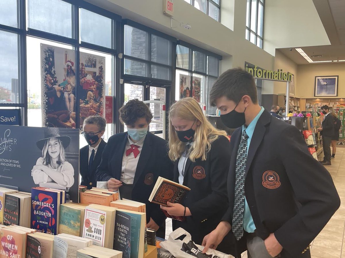 teachcoachcadet's tweet photo. Book Pass Independent Reading Project underway! Thank you @KathrynJaneHolt and @booksamillion for your help! π #linslyreads https://t.co/HyyuAIkHP7
