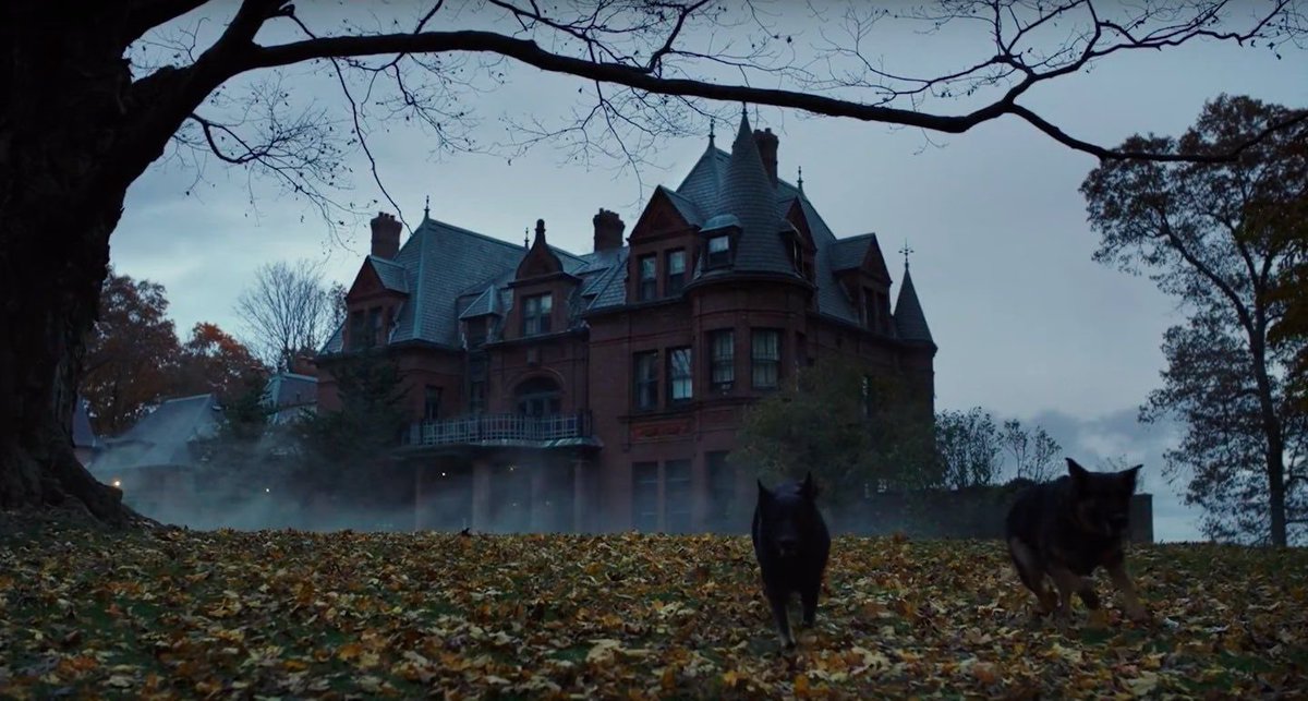 bookishseawitch's tweet photo. “autumn,” “fall,” or “the season I wish I lived in the mansion from knives out” https://t.co/5QhHcuqRuF