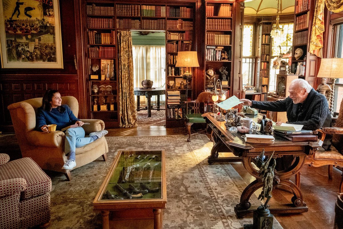 bookishseawitch's tweet photo. “autumn,” “fall,” or “the season I wish I lived in the mansion from knives out” https://t.co/5QhHcuqRuF