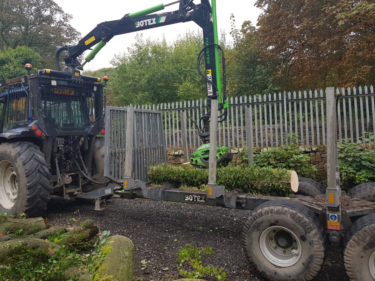 icooper06's tweet image. @GroundControlGC more great work from our team @jaymilson clearing a large Beech tree that had fallen into the river. Due to difficulty winching, the tree had to be lifted out in pieces by crane! All for @EnvAgencyNW to help reduce flood risk.