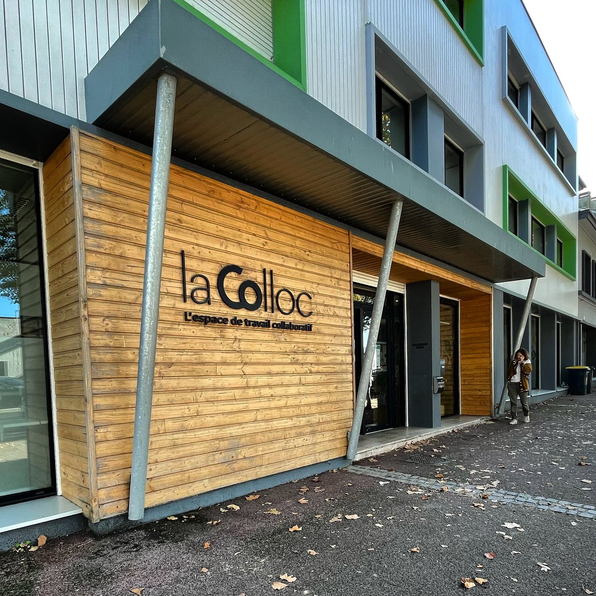RonanLoas's tweet photo. La Colloc fondée par Sabrina Millien et Anne-Laure Gahinet a fêté ses 5 ans avenue de la Perriere. Le premier tiers lieu du pays de Lorient a pris une longueur d’avance et propose de nombreuses solutions pour travailler heureux. Merci pour la visite et les échanges https://t.co/wOcBj60wh1