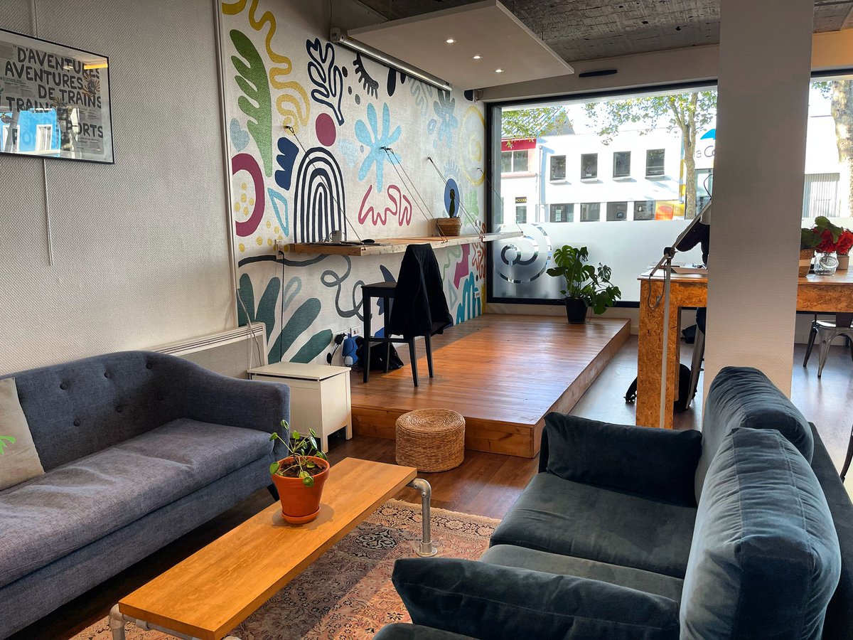 La Colloc fondée par Sabrina Millien et Anne-Laure Gahinet a fêté ses 5 ans avenue de la Perriere. Le premier tiers lieu du pays de Lorient a pris une longueur d’avance et propose de nombreuses solutions pour travailler heureux. Merci pour la visite et les échanges