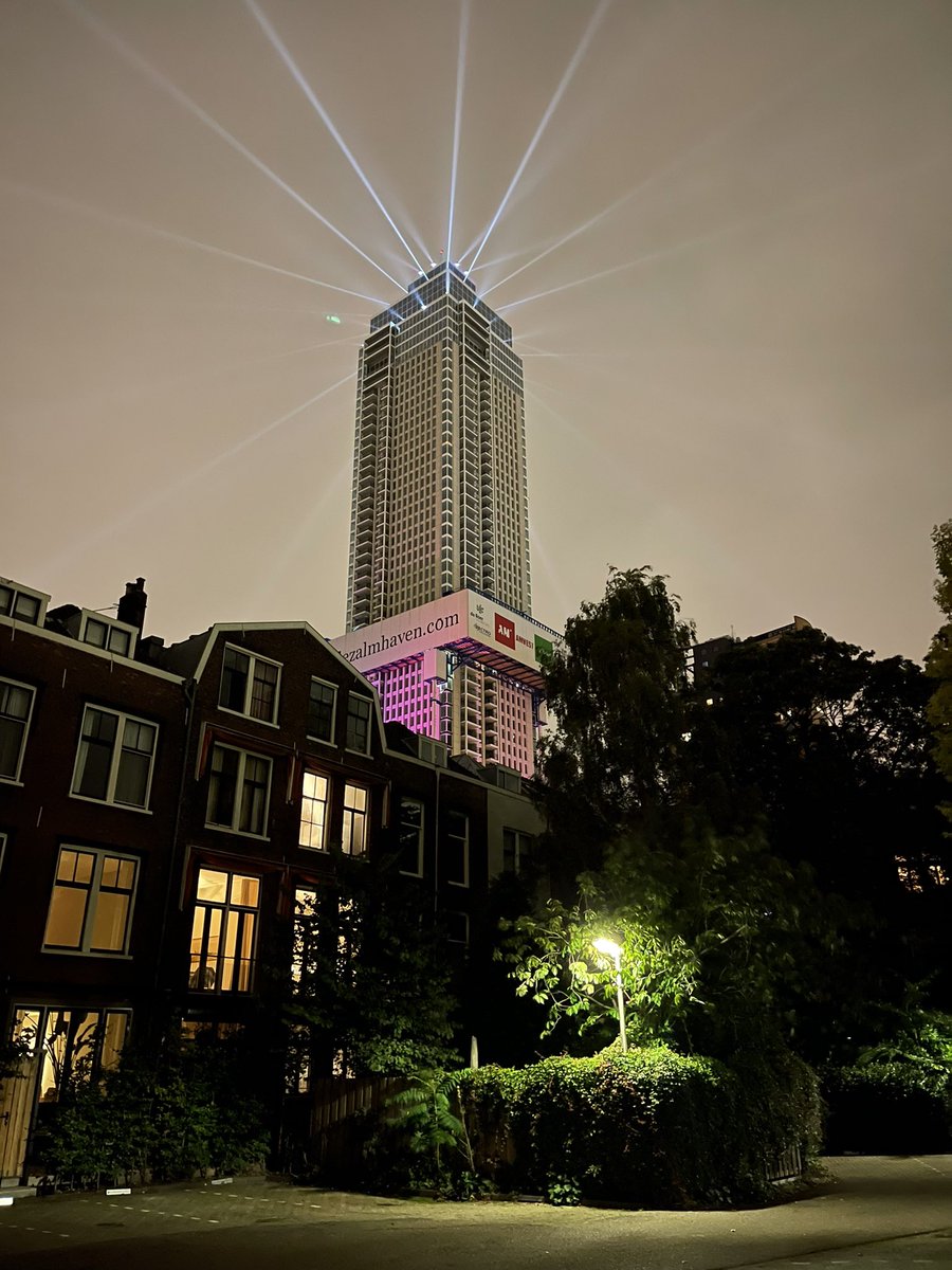 zonjee01's tweet photo. @DeZalmhaven @rotterdam #HoogstePunt #lichtshow https://t.co/tHrPiUIPQv