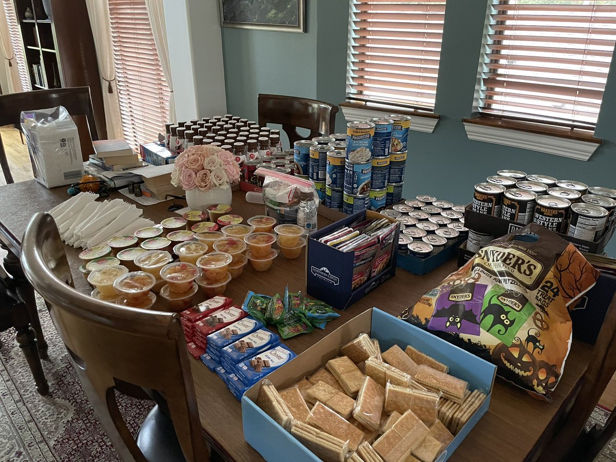 markllc's tweet image. Getting ready for week nine of delivering water and food packs to the homeless of Houston. Each pack contains a protein shake, pop top soup, chili, boxed raisins, tuna pack, fruit cup, pack of peanut butter crackers, napkins, utensils and a chocolate bar or gummy bears.#homeless