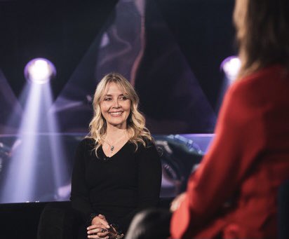 RinguetChantal's tweet photo. Ce soir, le 14 octobre à 21h, je vous parlerai de mon ouvrage Alys Robi a été formidable sur le plateau de @lasemainedes4julie 💥💥💥 photographe: Sacha Bourque @QuebecAmerique #AlysRobi https://t.co/CFWgerVY99