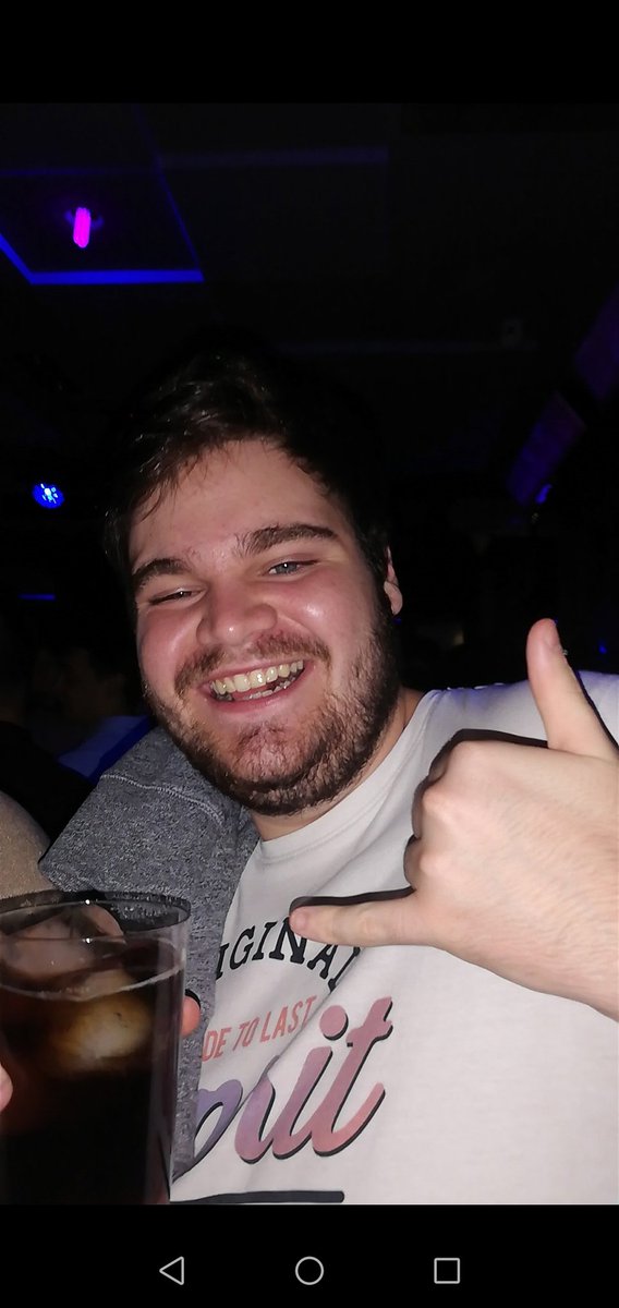 AlvaroArgente's tweet photo. a la izquierda fernando, a la derecha  cada uno de sus colegas cuando lo vemos con un whisky en la mano https://t.co/DjwlDC8qS0