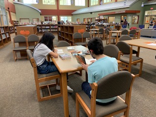 GorzyckiLibrary's tweet photo. Having fun with 7th/8th graders booktasting new things to read!  #gmstigersread @GMSTigers https://t.co/pdqGsXRzcw