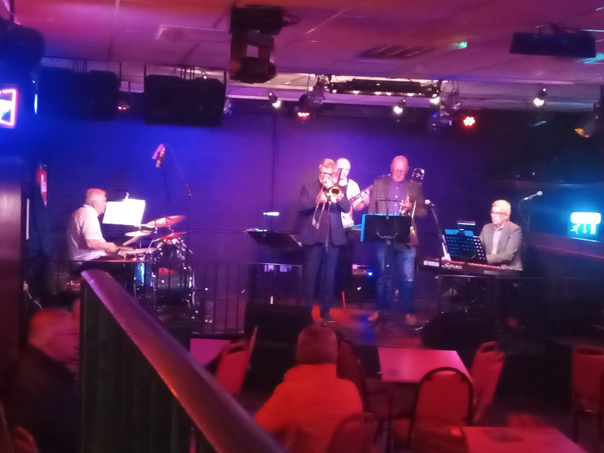 elainegilmore15's tweet photo. Soooo nice 🥂🥰🥂#swanseajazzland #music #jazz #quality #trombone #chrisdean #gordoncampbell https://t.co/PifoCJNK2d