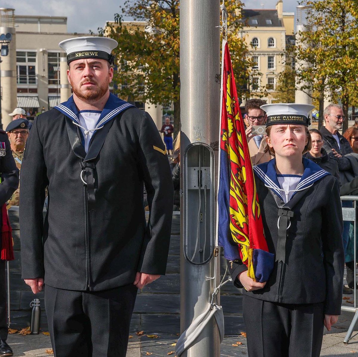 The @RoyalNavy and @RoyalMarines today provided the military backdrop and accompaniment as HM The Queen officially opened the sixth session of the Welsh Parliament, the Senedd Cymru. Sailors from Cardiff’s RNR Unit, @HmsCambria were among the military taking part. @ClarenceHouse