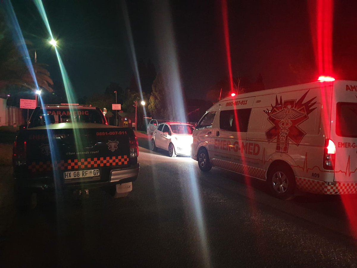 EMER_G_MED's tweet photo. 《Edenvale》#RV04 and #A09 along with MAMBA security responded to reports of a armed robbery. One patient was transported to hospital with minor injury @News24 @IOL #whensecondscount #mambasecurity https://t.co/JeGbrOjPbB