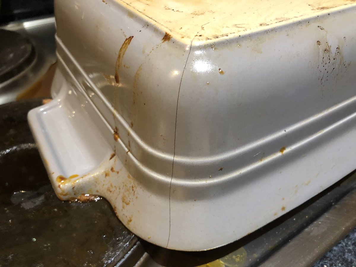 grantbradley's tweet photo. Is this normal @LeCreusetUK ? Used twice and cracked when taken out of the oven… very disappointing. https://t.co/w16KfsUFEI