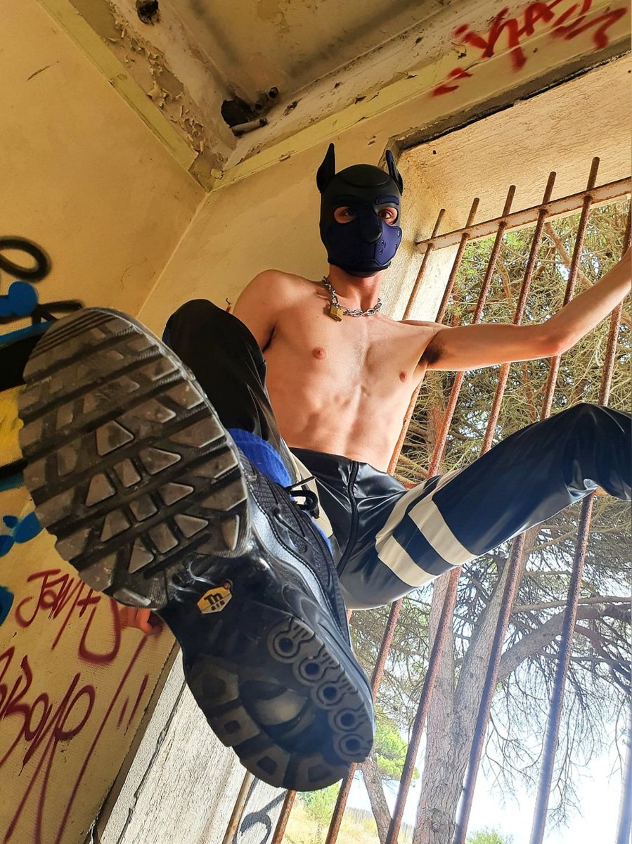 Get on your knees and lick it 👅💦