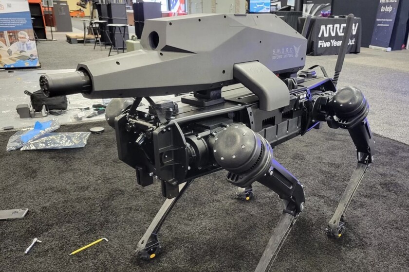 xataka's tweet image. Francotiradores de cuatro patas: una empresa monta un rifle de precisión en el robot Spot de Boston Dynamics xataka.com/p/237414