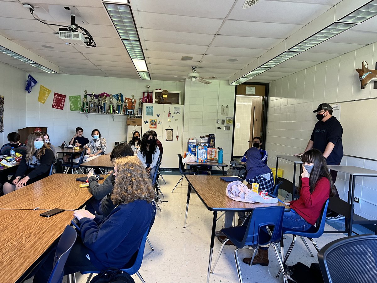 ⁦@Mjhurleysports⁩ coming back to speak to our debate team! ⁦<a href="/whscongressdb8/">Wheeling Debate</a>⁩ ⁦<a href="/WHSactivities/">Wheeling Wildcats Athletics and Activities</a>⁩ ⁦<a href="/timotheus78/">Tim Piatek</a>⁩