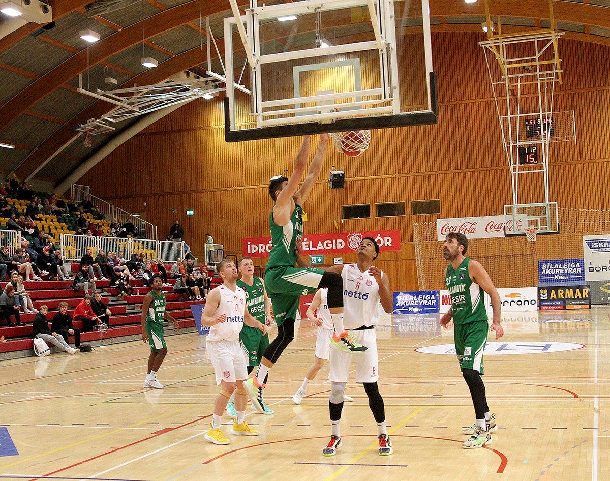 Þór Ak. 66-86 Njarðvík og þriðja leikhluta lokið. Mario með huggulega put back hérna og kominn í 16 stig #Njarðvík #Subwaydeildin #korfubolti