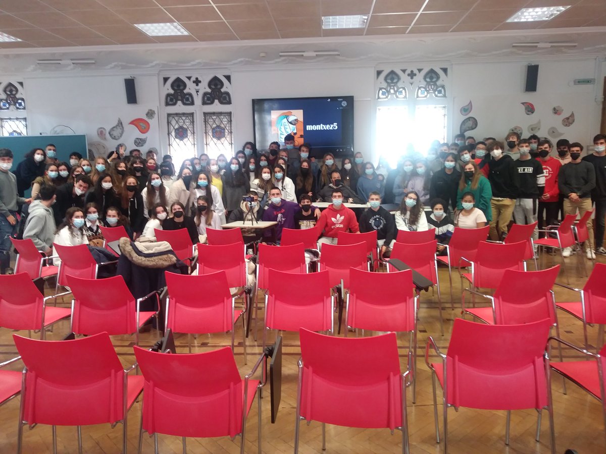 En el proyecto "Aurrera begira" (Fundaciones Vital y Urkide)  Montxo López de Ipiña ha impartido a mi gente de 2° Bach. de Urkide la clase más importante del año, hablando desde su historia vital del amor a la vida y de pelear cada día por ilusionarse. La lección no tiene precio!