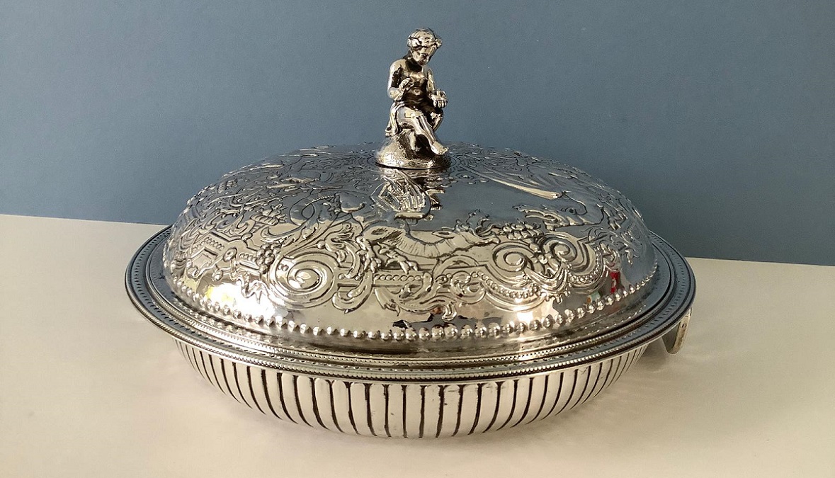 loveantiques's tweet image. This Antique Georgian Silver Entree Dish - Hester Bateman is for sale from The Silver Cabinet: buff.ly/2YT48dG
#antiques #antiquesilver #silverdish #antiquesilverdish #loveantiques